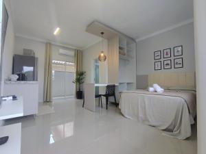 a bedroom with a bed and a table in it at Studio 02# Aconchego e tranquilidade em Floripa Muito Top e tranquilo in Florianópolis