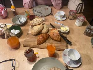 a table with a bunch of bread and plates of food at B&B Catharinenburg Golf & Wellness in Melissant