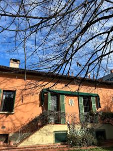 a building with a green door and a balcony at A Modo Mio - Monolocale - Zona Stadio Ospedale Maggiore in Bologna