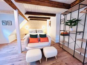a living room with a couch and two chairs at Chalet Lilienstein, Dachgeschoß-Studio neu 2026 in Königstein an der Elbe