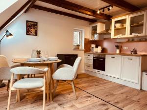 a kitchen with a table and chairs in a room at Chalet Lilienstein, Dachgeschoß-Studio neu 2026 in Königstein an der Elbe