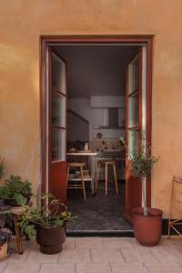 an open door to a kitchen with a table and chairs at Etagevåning på Stora torget in Visby