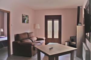 a living room with a couch and a table at Apartamentos Aldeas de Pontones in Pontones