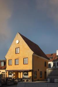 a large building with a clock on the side of it at Etagevåning på Stora torget in Visby