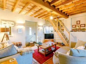 a living room with two couches and a table at 2 Bed in York oc-g0154 in Ellerton