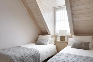 En eller flere senger på et rom på Val de Ruda Luxe 28 by FeelFree Rentals