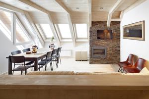 巴奎伊拉－貝萊特的住宿－Val de Ruda Luxe 28 by FeelFree Rentals，客厅配有桌椅和壁炉
