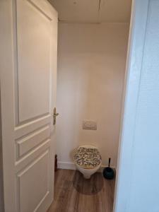 a small bathroom with a door and a dog seat at Cozy studio Libourne Train station within walking distance in Libourne