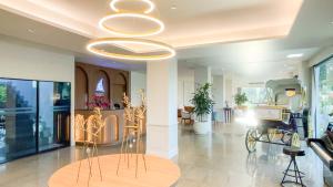 a salon with a table and a hair salon at Rua Rasada Express in Trang