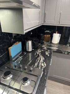 a kitchen counter with a stove top in a kitchen at Cozy 2 Bed Flat in Town Centre in Royal Tunbridge Wells