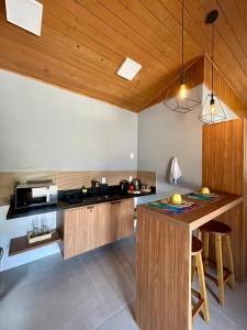 a kitchen with a counter and a counter top at Vila Florença Chales in Santa Teresa