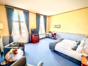 a hotel room with a bed and a table and chairs at Hotel am Luisenplatz in Potsdam +76 photos