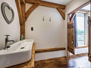 ein Badezimmer mit Waschbecken und Spiegel in der Unterkunft Bydown Lodge - Swimbridge Devon in Swimbridge