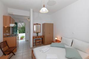 ein Wohnzimmer mit Sofa und eine Küche in der Unterkunft Spitha Sifnos in Artemonas