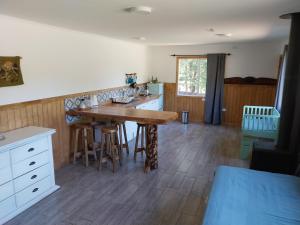 a kitchen with a wooden table and a counter at Cabaña Lefuco, Curacautin in Manzanar +9 photos