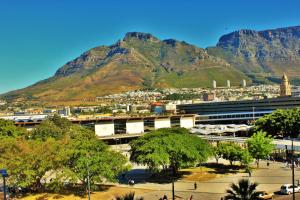 uitzicht op een stad met een berg op de achtergrond bij NYC Style Downtown Duplex in Kaapstad