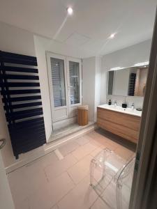 a bathroom with a tub and a sink and a mirror at Le magasin in Conca