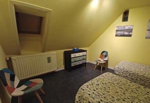 a small bedroom with two beds and a dresser at Le chant des sirènes in Mettet