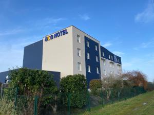 a building with a sign on the side of it at Ace Hotel Poitiers in Poitiers