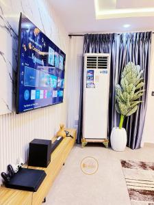 a room with a tv on the wall next to at Shelve Apartments in Aja