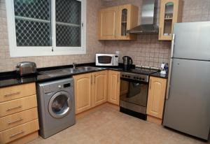 Кухня или мини-кухня в Armada Living - Holiday Homes Rental
