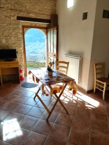 a living room with a wooden table and a window at B&B Guado di Pio- monolocale in Il Guasto