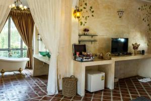 Un televizor și/sau centru de divertisment la Stamp Hills Resort