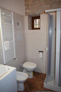 a bathroom with a toilet and a sink and a shower at B&B Guado di Pio- monolocale in Il Guasto