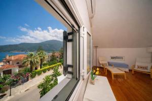 a room with a balcony with a view of the ocean at Iason in Karavomylos
