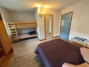 a bedroom with a bed and two bunk beds at Hôtel&Restaurant HDLV climatisées in Ornans