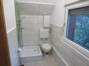 Koupelna v ubytování Monteur Apartment Charlotte + 14 fotografií