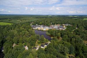 una vista aerea di una casa vicino a un lago di Center Parcs Limburgse Peel Limburg-Brabant a America