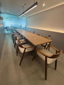 a long wooden table and chairs in a room at Dunia Suites Cartagena in Cartagena de Indias