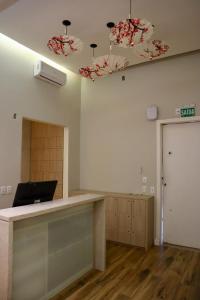 an empty room with a desk with a laptop on the ceiling at Nihon Cápsula Hotel in Florianópolis +30 photos
