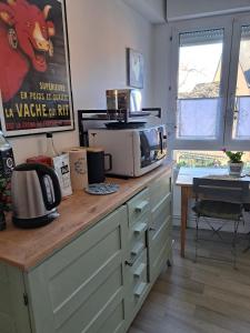 a kitchen with a counter top with a microwave at Petite Chambre CHEZ MARINA in Chantepie