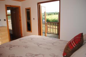 Postel nebo postele na pokoji v ubytování FAIRVIEW FARM Holiday Accommodation 14 Luxury Lodges, Cabins, Dog Friendly, Suitable for Couples, Families and Groups, Wedding Guests , Corporate events, Sleeps 2-65 guests in Ravenshead, Nottingham near Sherwood Forest, set in 88 acres