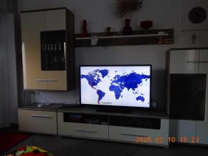 a flat screen tv in a living room at Spitzenkemenate in Burgneudorf