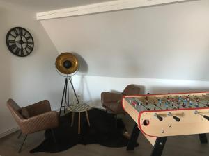 a room with a pool table and chairs at Studio Girofle dans Maison d'hôtes L'écrin des Saveurs in Schwenheim +6 photos