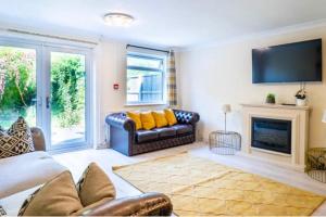 a living room with a couch and a fireplace at House Sleeps 5 - WiFi & Tv in Luton