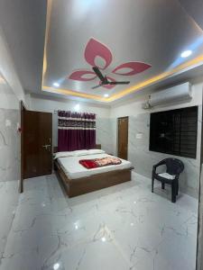 a bedroom with a bed and a ceiling fan at VISHNU DATTA HOMESTAy in Bandanwāda +8 photos