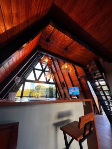 an attic room with a desk and a window at Chalé Montem Verde I Refúgio na Serra Catarinense em Ponte Alta com Hidro próximo Lages, Urubici in Ponte Alta
