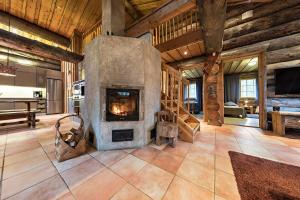 a living room with a fireplace in a log cabin at UnelmaVeska in Ruka