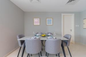 a dining room with a table and chairs at Urban Chic - Marina Bay in Abu Dhabi +13 photos
