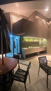 a living room with a table and chairs and a bench at Flat Luxo em Boa Viagem - 5min do Aeroporto - perto da praia - Wi-Fi 500mb - check-in 24h in Recife