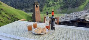 a table with bottles and glasses of wine and dumplings at Dartlo Hotel in Dart'lo +41 photos