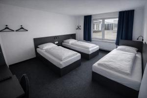 ein Schlafzimmer mit zwei Betten und einem Fenster in der Unterkunft Zzzimple in Pillig