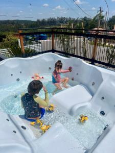 two children playing in a jacuzzi tub at Refúgio no Campo in Mairinque +14 photos