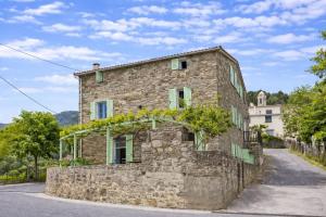 an old stone house with vines on it at Casa La Colombaia in Poggio-di-Nazza