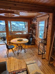 a room with a table and chairs in a cabin at le chalet in Planay