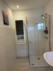 ein Badezimmer mit Glasdusche und Waschbecken in der Unterkunft Markt24-2 in Hecklingen